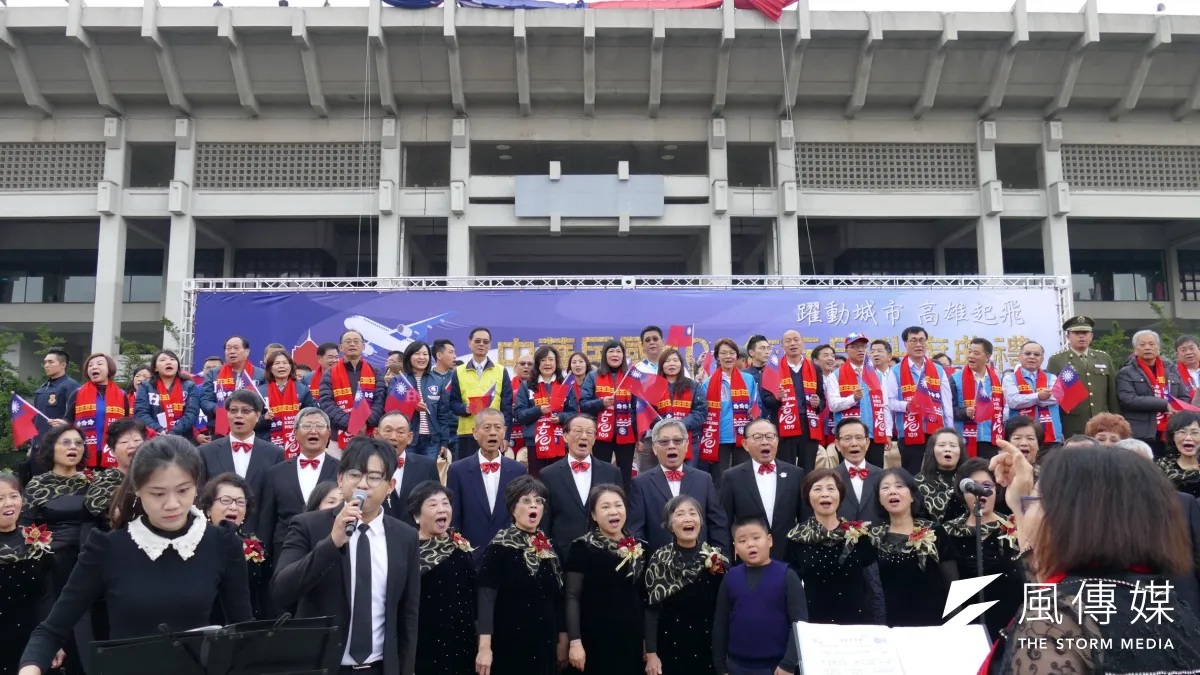 文化中心圓型廣場擠滿參加升旗活動的民眾,人人手舉小國旗,韓國瑜市長與副議長陸淑美帶領著市民高唱國歌與二首歌曲,歡樂迎接109年的第一天。(圖/徐炳文攝)