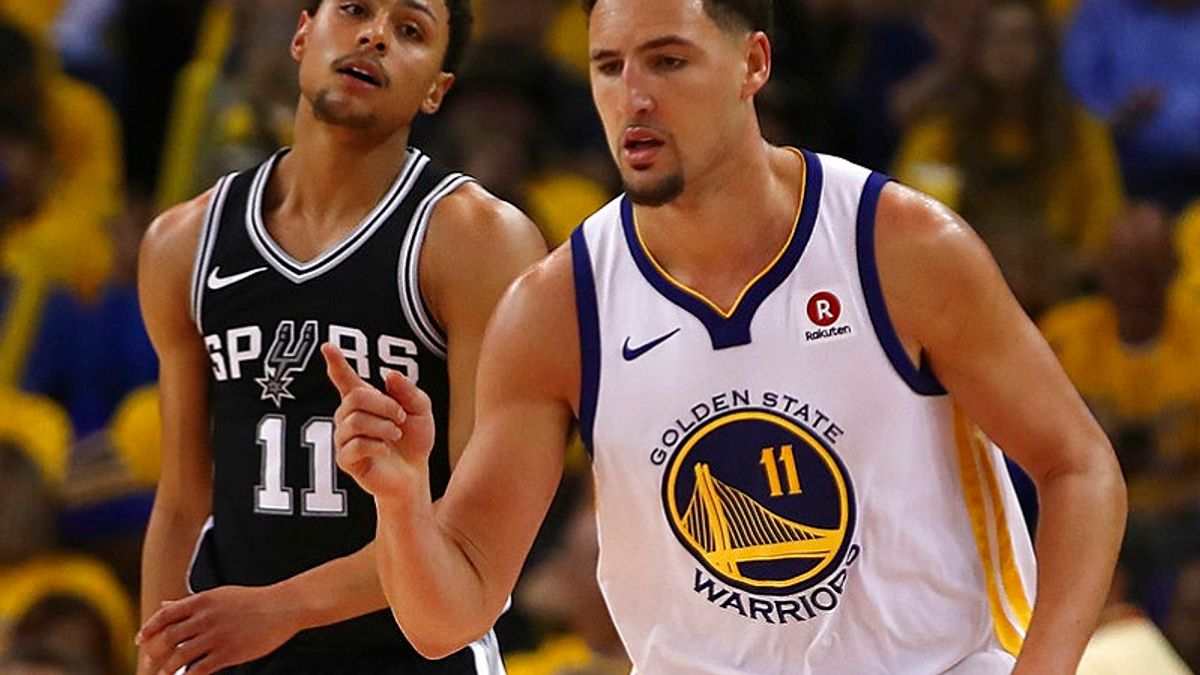 勇士與馬刺季後賽第一戰並非接近比賽,湯普森(右)外線打得對手灰頭土臉。(美聯社) 勇士與馬刺季後賽第一戰並非接近比賽,湯普森(右)外線打得對手灰頭土臉。(美聯社)