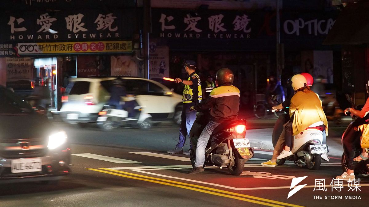 517停電,興達電廠機組故障造成全台分區停電,新竹市一處路口因停電號誌故障,警察出動至路口交管。(盧逸峰攝) 517停電,興達電廠機組故障造成全台分區停電,新竹市一處路口因停電號誌故障,警察出動至路口交管。(盧逸峰攝)