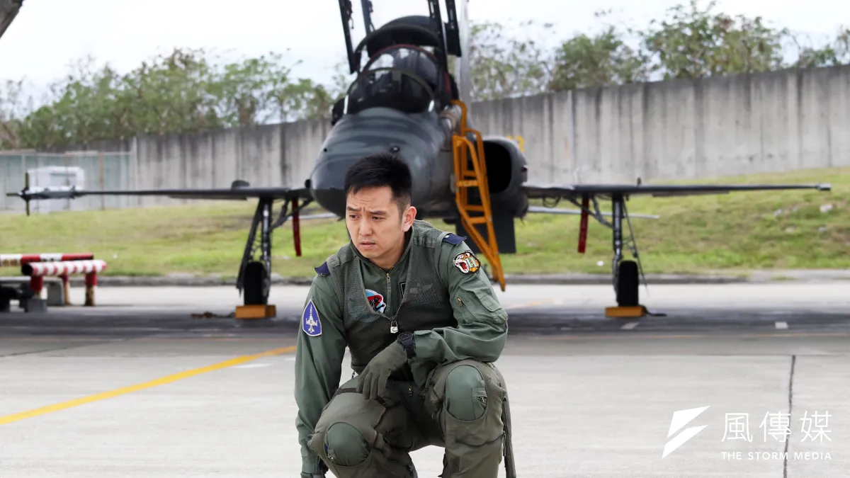 空軍台東志航基地肩負空軍戰機飛行員學官帶飛重任,在此順利完訓者才能進一步挑戰三型主力戰機。帶飛學官的教官日常飛行訓練繁重,排解壓力的管道相對重要,也因此促成基地內「虎團」樂團的誕生。(蘇仲泓攝)