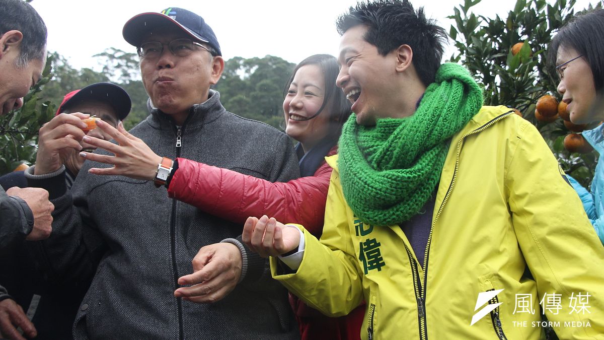 柯文哲出席2016北投桶柑節體驗採桶柑,吳思瑤也想吃桶柑,柯p不願分享。(葉信菉攝) 柯文哲出席2016北投桶柑節體驗採桶柑,吳思瑤也想吃桶柑,柯p不願分享。(葉信菉攝)