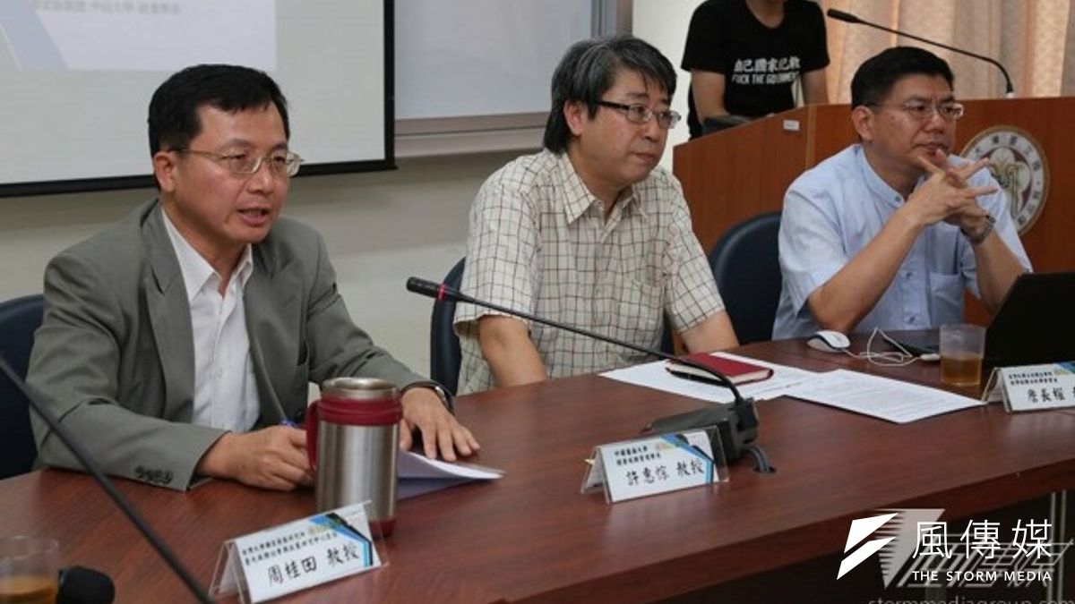 台灣大學風險社會與政策研究中心今(5)日舉辦論壇,討論風險管理機制。左起周桂田、許惠悰、詹長權。(余志偉攝) 台灣大學風險社會與政策研究中心今(5)日舉辦論壇,討論風險管理機制。左起周桂田、許惠悰、詹長權。(余志偉攝)