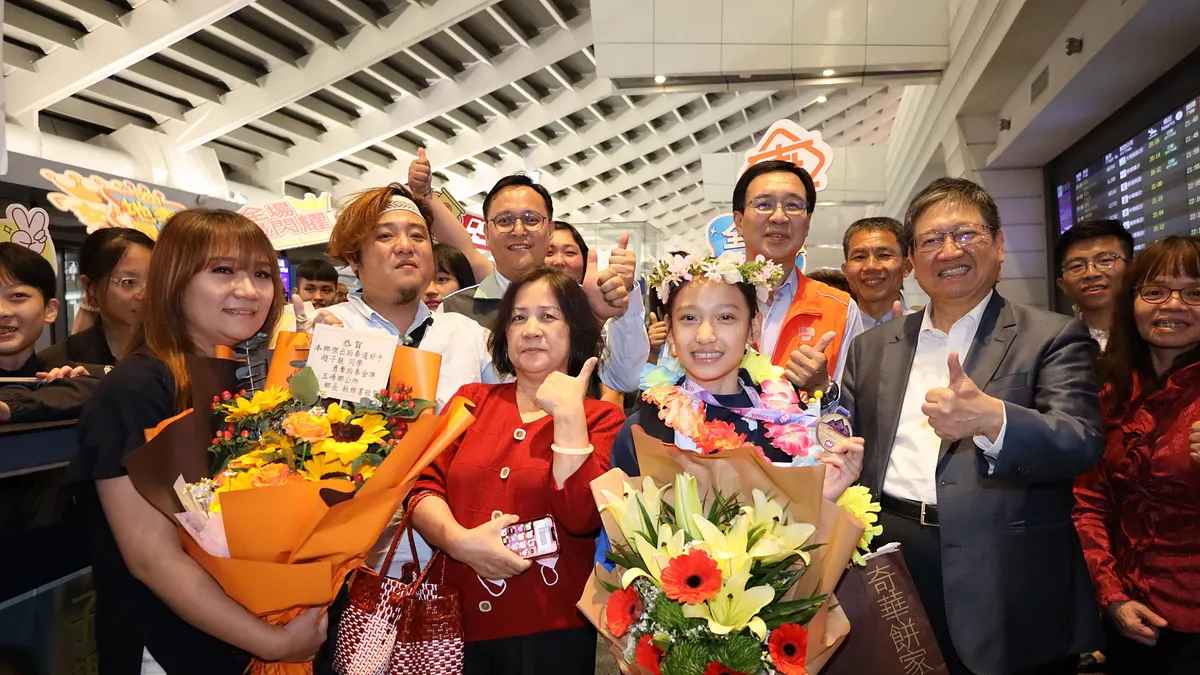 2025年U15世中運金牌國手趙子靚15日晚間返國,新竹縣長楊文科與選手教練及親友團一同熱情接機。(圖/新竹縣政府提供)