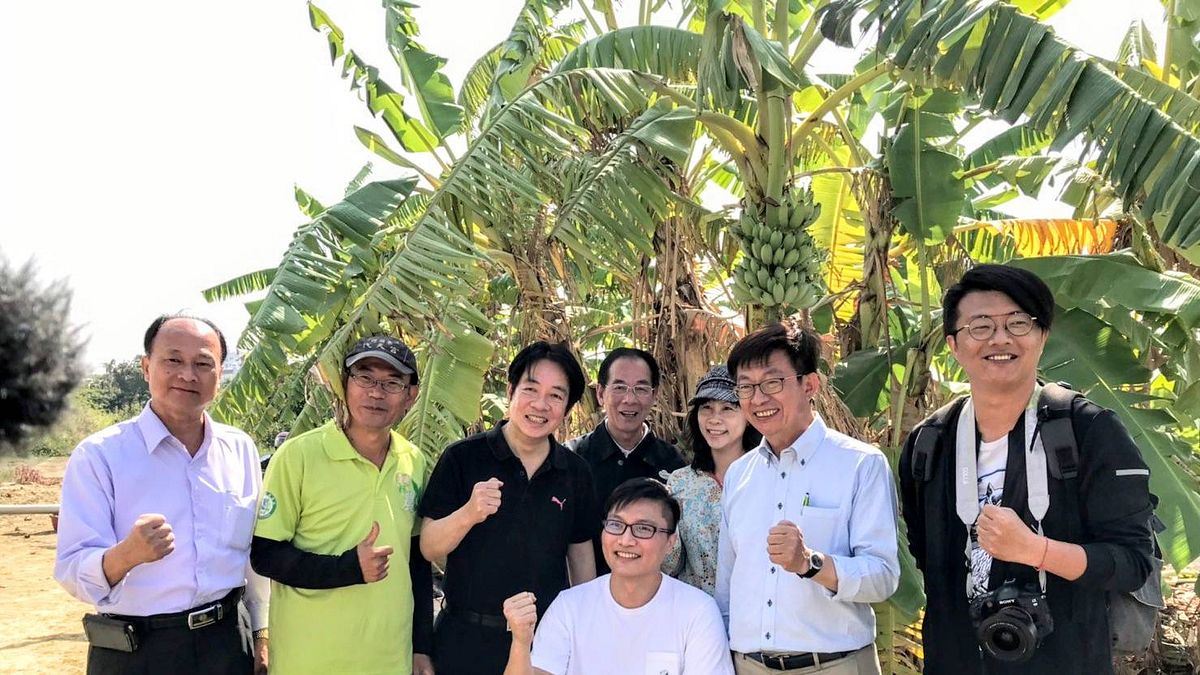 前行政院長賴清德(左三)18日與台南市立委參選人郭國文(右二),連袂拜訪0206台南大地震維冠大樓受災戶洪家益,主動引介洪接下台南農產運銷公司之網紅行銷工作。(取自賴清德臉書) 前行政院長賴清德(左三)18日與台南市立委參選人郭國文(右二),連袂拜訪0206台南大地震維冠大樓受災戶洪家益,主動引介洪接下台南農產運銷公司之網紅行銷工作。(取自賴清德臉書)