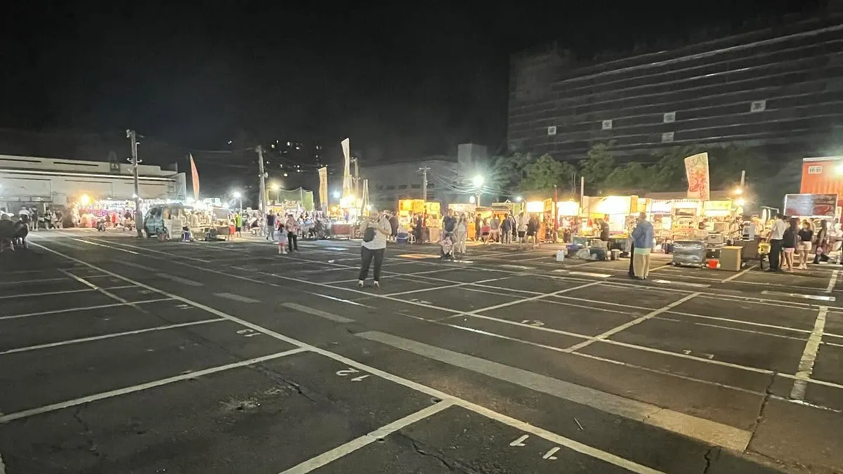 曾因實境節目《夜市王》帶動聲勢而爆紅的「大東東夜市」,近期卻逐漸喪失人潮優勢。(圖/threads網友提供) 曾因實境節目《夜市王》帶動聲勢而爆紅的「大東東夜市」,近期卻逐漸喪失人潮優勢。(圖/threads網友提供)