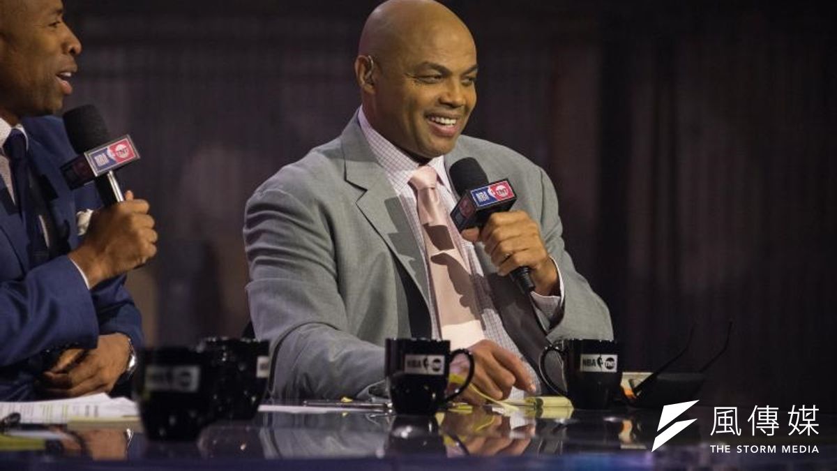 NBA名人堂球員巴克利(中)出言支持詹姆斯。 (擷取自推特) NBA名人堂球員巴克利(中)出言支持詹姆斯。 (擷取自推特)