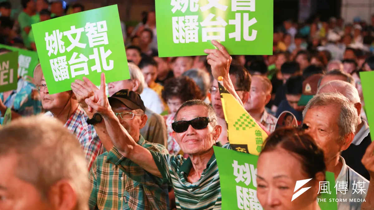 民進黨台北市長參選人姚文智今(23)晚舉行造勢晚會,凝聚綠營士氣。(簡必丞攝)