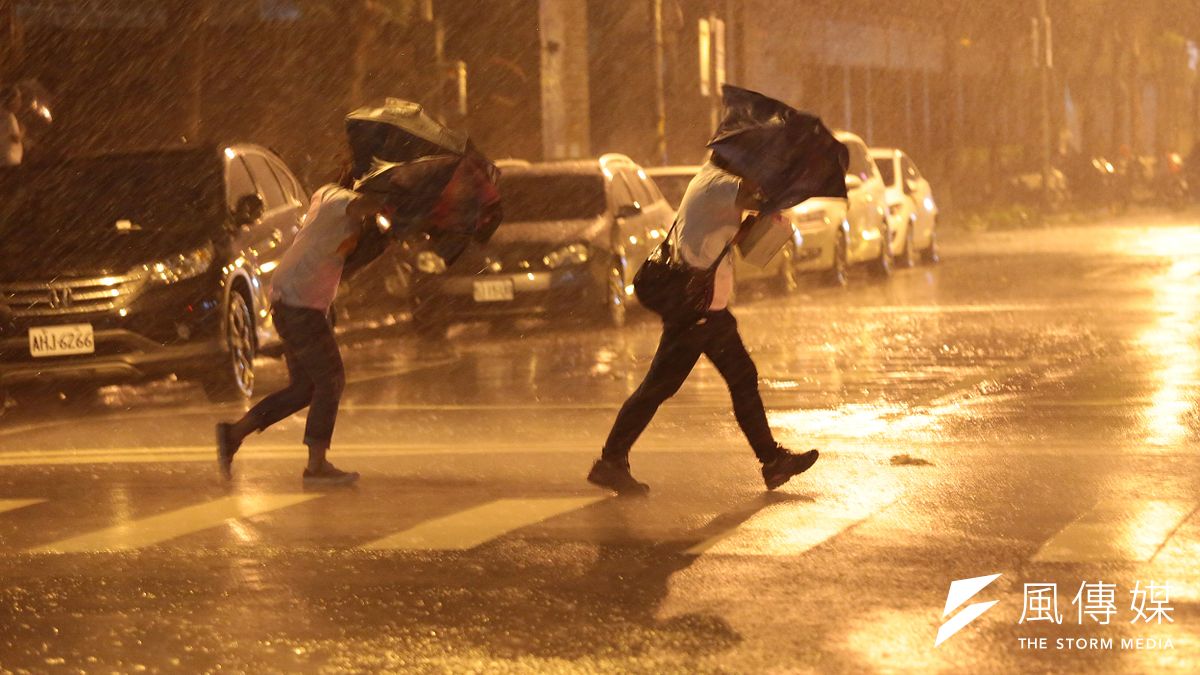 中颱尼莎29日來襲,台北晚間風雨逐漸增強。(顏麟宇攝) 中颱尼莎29日來襲,台北晚間風雨逐漸增強。(顏麟宇攝)