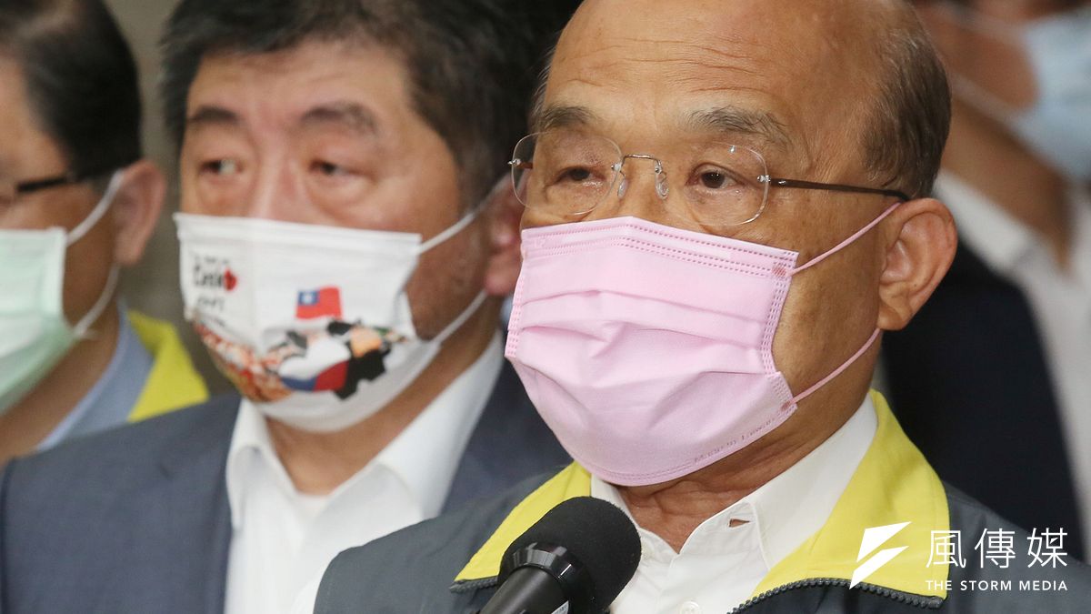 行政院長蘇貞昌(右)與衞福部長陳時中(左)30日視察行政院擴大防疫會議。(資料照,柯承惠攝) 行政院長蘇貞昌(右)與衞福部長陳時中(左)30日視察行政院擴大防疫會議。(資料照,柯承惠攝)