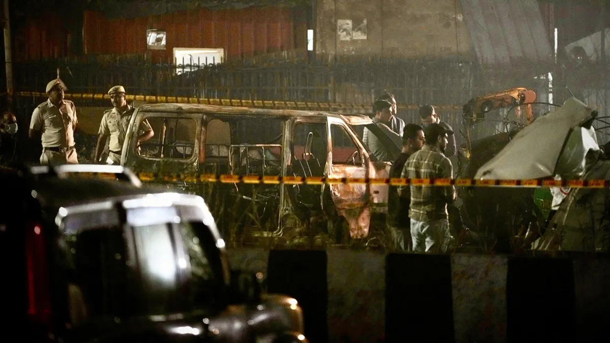 2025年11月10日。インドのデリー歴史的ランドマーク、レッド・フォート近隣で車両爆発が発生し、少なくとも10人が死亡。(写真/AP通信提供) 2025年11月10日。インドのデリー歴史的ランドマーク、レッド・フォート近隣で車両爆発が発生し、少なくとも10人が死亡。(写真/AP通信提供)