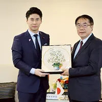 自民党青年局長の中曾根康隆衆議院議員が黄偉哲市長を表敬訪問、両者は台日交流について直接意見交換。(写真/台南市府提供) 自民党青年局長の中曾根康隆衆議院議員が黄偉哲市長を表敬訪問、両者は台日交流について直接意見交換。(写真/台南市府提供)