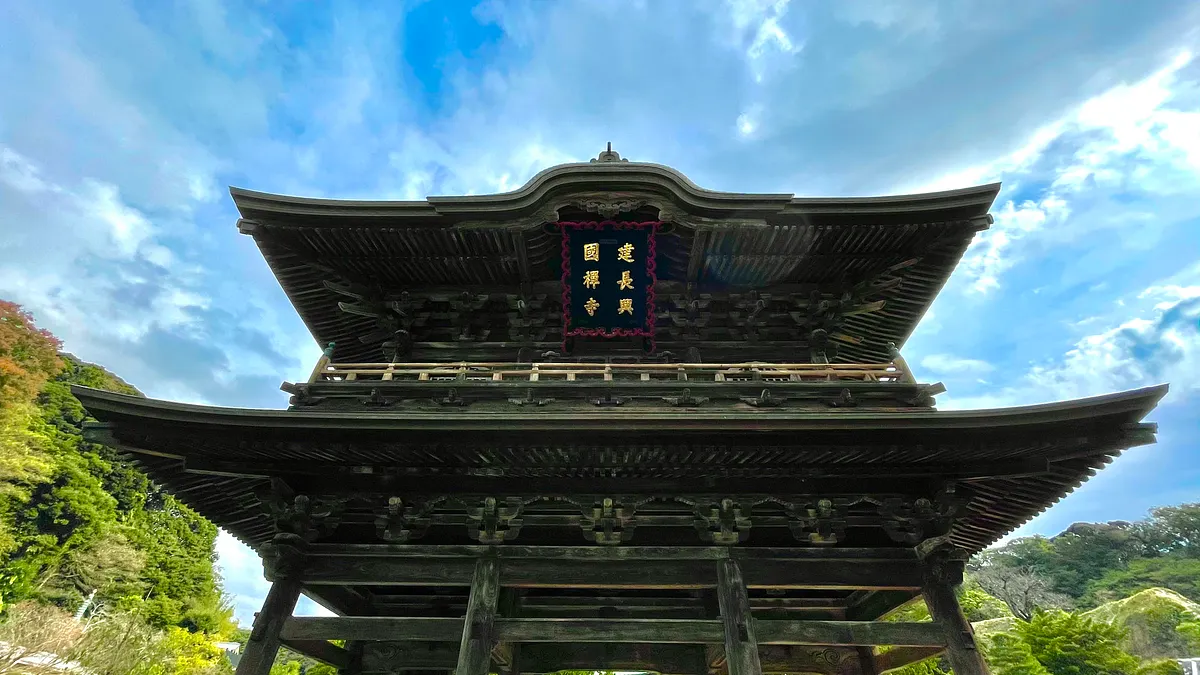 建長寺応真閣で、東アジア文化都市2025鎌倉市企画展「わたしの輪郭が、やわらかくなる。」が12月12日から16日まで開催され、ヘラルボニーとARuが光とアートのインスタレーションを手がける。(写真/株式会社ヘラルボニー提供) 建長寺応真閣で、東アジア文化都市2025鎌倉市企画展「わたしの輪郭が、やわらかくなる。」が12月12日から16日まで開催され、ヘラルボニーとARuが光とアートのインスタレーションを手がける。(写真/株式会社ヘラルボニー提供)