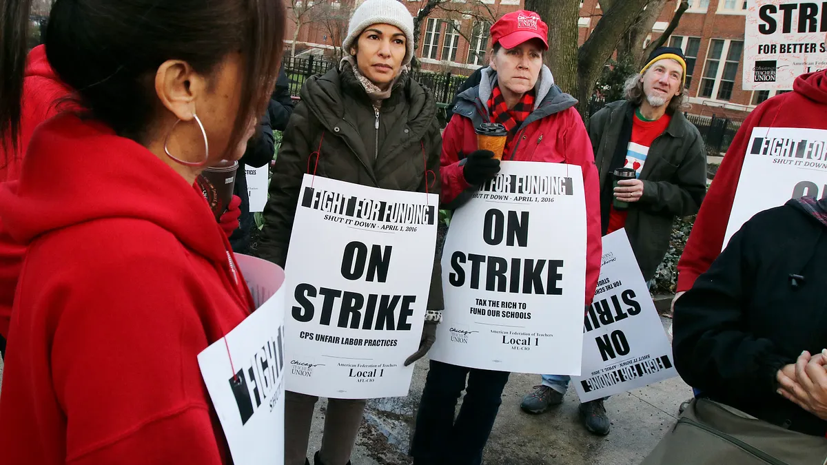 芝加哥的老師們1日走上街頭示威。(美聯社)