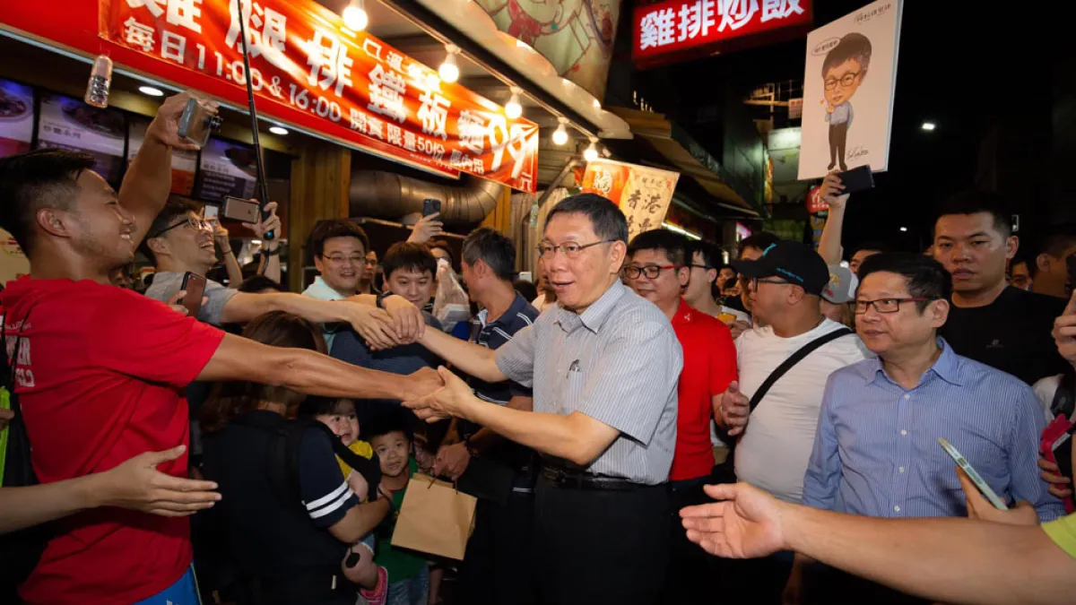 台北市長柯文哲在市議會質詢結束後再度全台趴趴走,被藍綠認為是「參選」的訊號。(翻攝自柯粉俱樂部臉書)