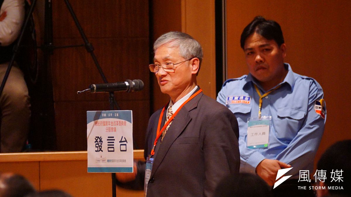 年金改革國是會議北區會議,石油事業退休人員協會梁春富理事長表示,現在他們的三節津貼,政府都準備取消,「連買粽子的錢都沒了。」(盧逸峰攝) 年金改革國是會議北區會議,石油事業退休人員協會梁春富理事長表示,現在他們的三節津貼,政府都準備取消,「連買粽子的錢都沒了。」(盧逸峰攝)