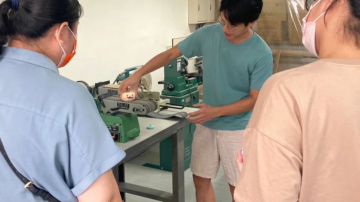 五股自造基地內提供各類大型機具如雷射切割機、CNC加工機及木工機具設備等,讓有需要的進駐團隊與創客們申請使用。(圖/新北市青年局提供) 五股自造基地內提供各類大型機具如雷射切割機、CNC加工機及木工機具設備等,讓有需要的進駐團隊與創客們申請使用。(圖/新北市青年局提供)