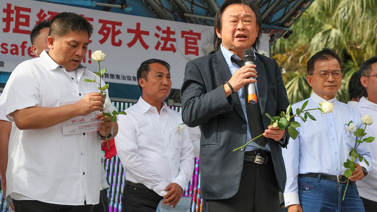 民進黨立委王世堅(右二)與中華人權協會3日舉行「只有愛如故,追思白玫瑰」活動。(顏麟宇攝) 民進黨立委王世堅(右二)與中華人權協會3日舉行「只有愛如故,追思白玫瑰」活動。(顏麟宇攝)