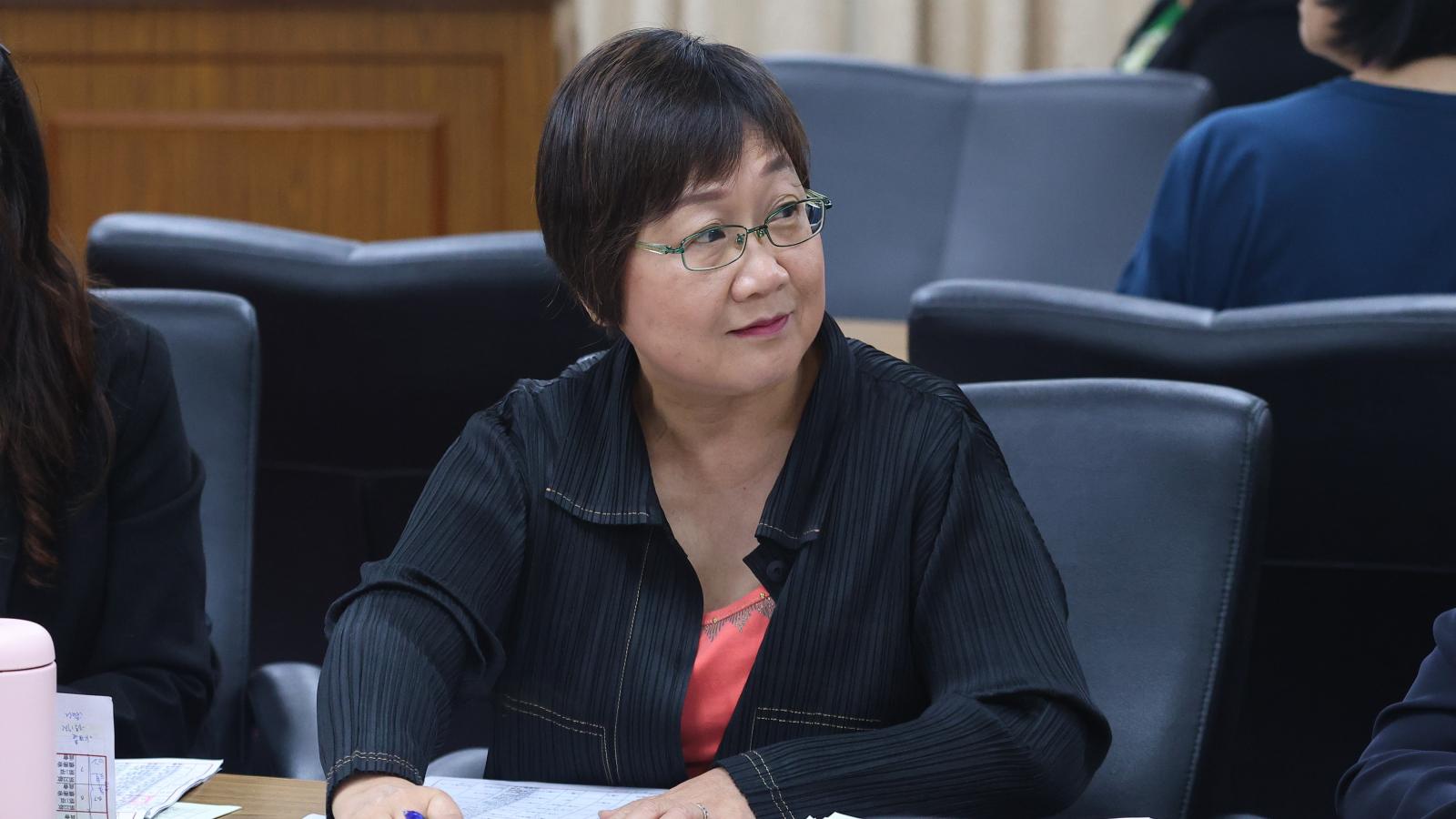徐佳青5年出國47次花2383萬公帑 陳智菡揭她出訪還安排休假:馬上下台