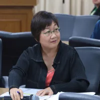 僑委會委員長徐佳青(見圖)在「假考察、真觀光」案,以及放寬報名資格讓兒子參加「僑青東沙生態體驗營」事件上強烈攻防,成為媒體焦點。(資料照,顏麟宇攝) 僑委會委員長徐佳青(見圖)在「假考察、真觀光」案,以及放寬報名資格讓兒子參加「僑青東沙生態體驗營」事件上強烈攻防,成為媒體焦點。(資料照,顏麟宇攝)