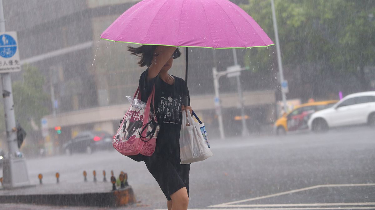 今年第6號颱風米克拉於10日上午形成,中央氣象局隨後發布海上及陸上警報。(資料照,顏麟宇攝) 今年第6號颱風米克拉於10日上午形成,中央氣象局隨後發布海上及陸上警報。(資料照,顏麟宇攝)