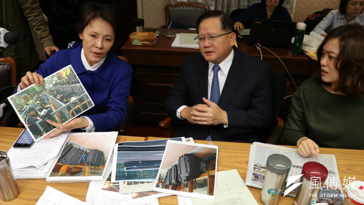 立院委員會中,警政署長陳國恩針對在2日派出大派警力保護民進黨立委一事,與國民黨立委黃昭順溝通。(蘇仲泓攝)