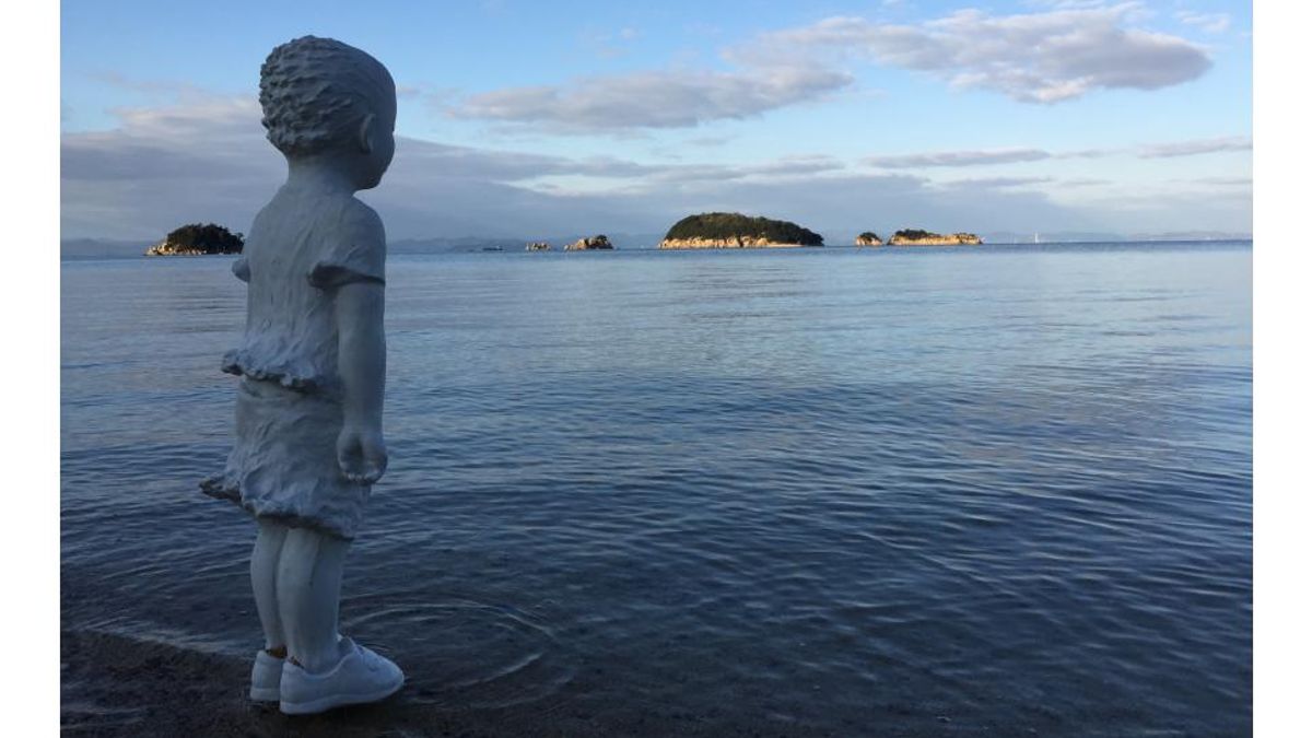 孩童們在海風、雨水、烈日的侵蝕下化為塵泥,只留下原先掛在掛在身上的國家名立牌,及消融後出現的一朵朵薔薇,象徵著愛與希望。(圖/擷取自瀨戶內國際藝術祭網站) 孩童們在海風、雨水、烈日的侵蝕下化為塵泥,只留下原先掛在掛在身上的國家名立牌,及消融後出現的一朵朵薔薇,象徵著愛與希望。(圖/擷取自瀨戶內國際藝術祭網站)