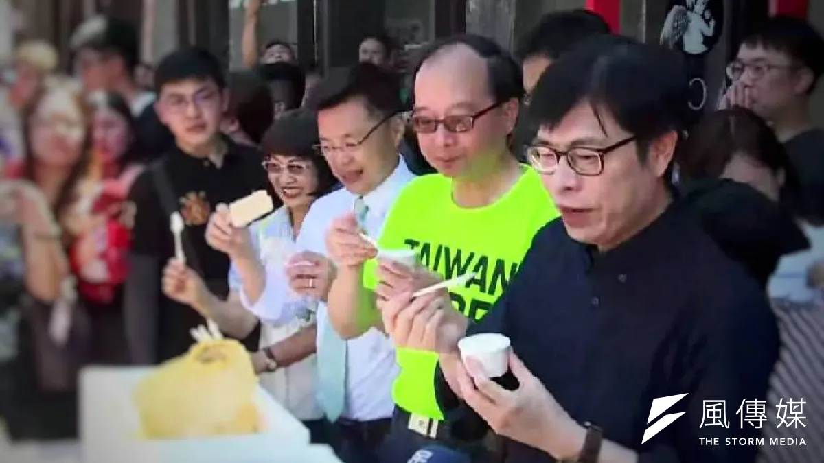 名嘴王瑞德(右二)慶祝罷韓成功,於高雄駁二特區請高雄人吃冰,並邀請行政院副院長陳其邁(右一)、趙天麟(右三)發送,現場更引起騷動爭相與陳其邁搶握手及拍照「市長好」聲浪此起彼落。 (圖/徐炳文攝)