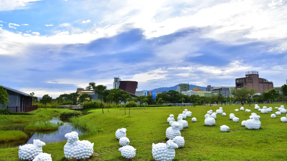 十三行博物館與知名藝術家蔡坤霖合作,將藝術品《詩步領羊》放置於八里平原,營造出有如西歐農場般的氛圍。(圖/新北市文化局提供)