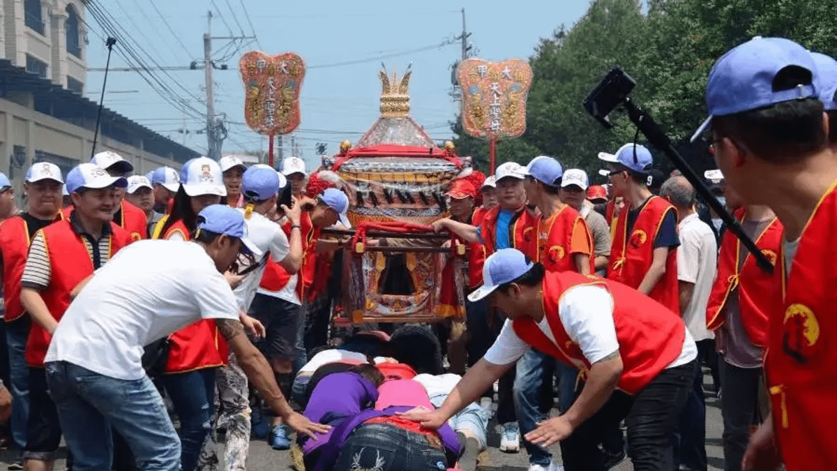 「大甲鎮瀾宮媽祖遶境」在每年農曆三月前後展開,為期九天八夜徒步進香之旅。(圖/東南旅遊提供) 「大甲鎮瀾宮媽祖遶境」在每年農曆三月前後展開,為期九天八夜徒步進香之旅。(圖/東南旅遊提供)