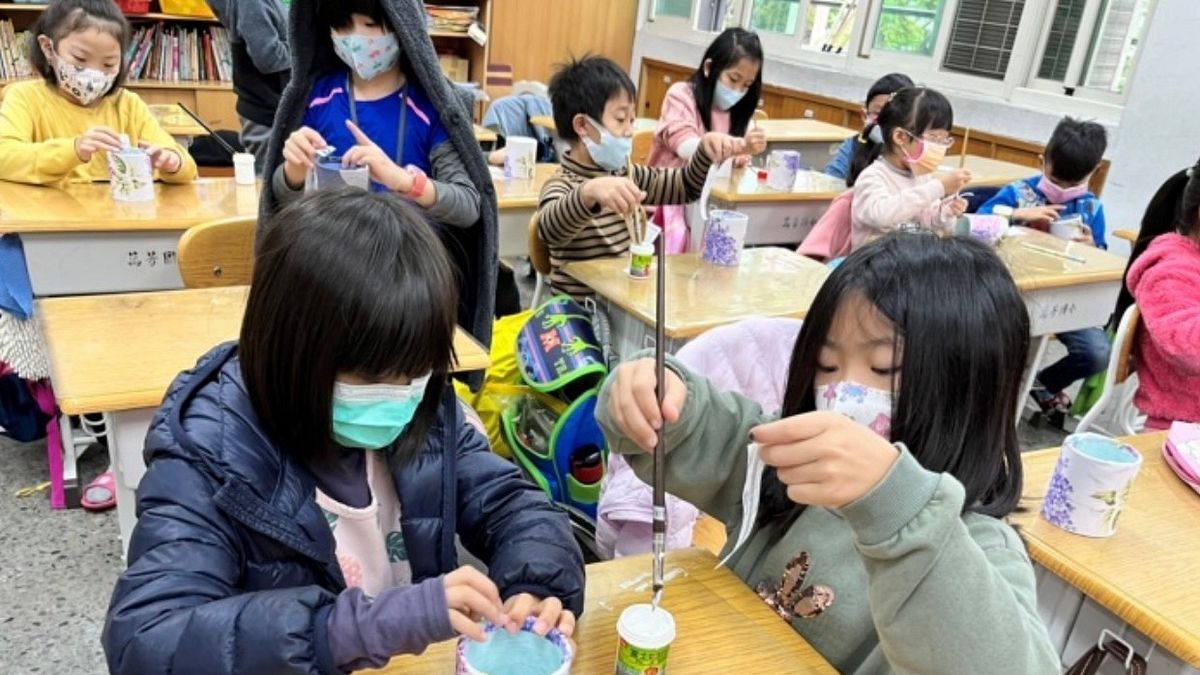 萬芳國小小朋友善用寬庭花布和廢棄的衛生紙捲筒做成筆筒,化腐朽為神奇。(圖/臺北市政府教育局提供) 萬芳國小小朋友善用寬庭花布和廢棄的衛生紙捲筒做成筆筒,化腐朽為神奇。(圖/臺北市政府教育局提供)