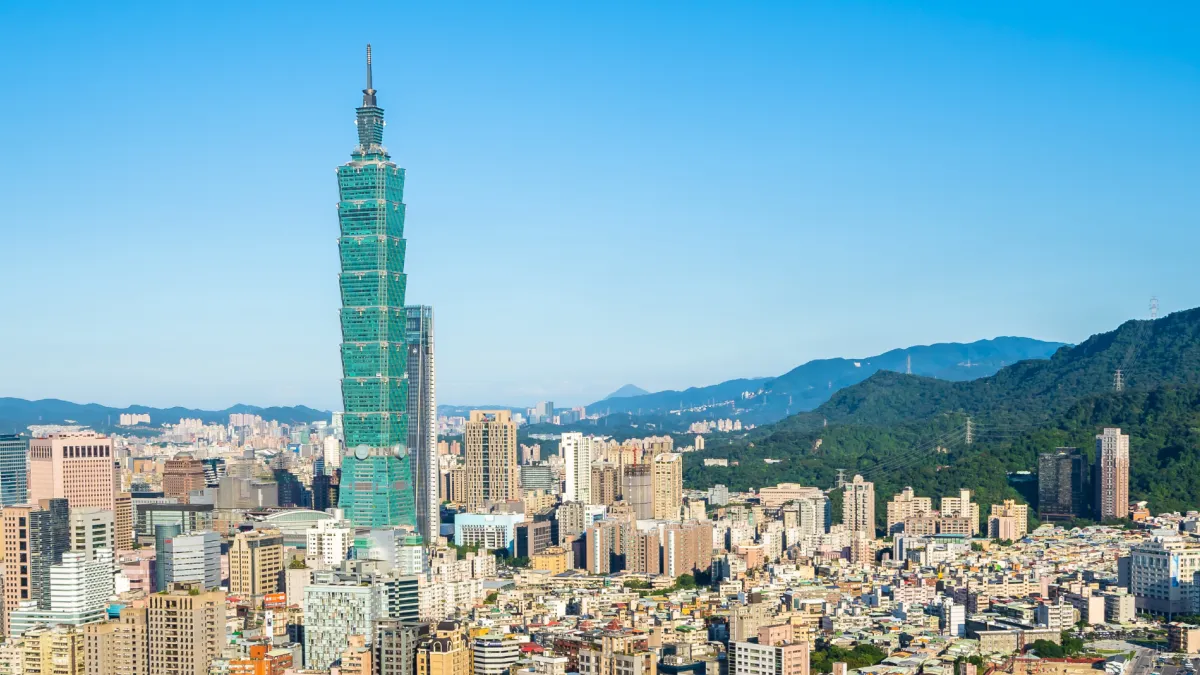 台灣內政部統計顯示,2026年7月底全國戶籍人口為2323萬5002人,比去年同期少了10萬2934人。(圖/取自magnific)