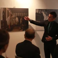 島根国際映像フォーラムの会場で、展示作品を前に解説するドキュメンタリー監督の葉志堅氏。(SCOTT CHOU撮影) 島根国際映像フォーラムの会場で、展示作品を前に解説するドキュメンタリー監督の葉志堅氏。(SCOTT CHOU撮影)