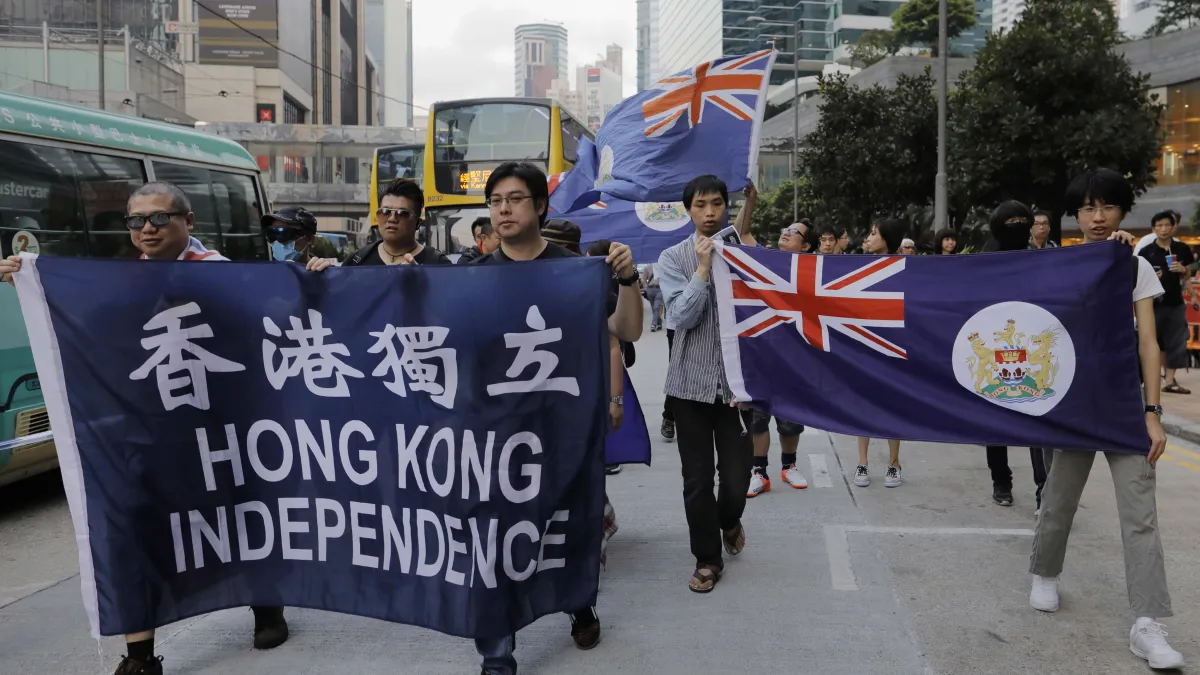 香港本土派民眾6日走上街頭「反釋法」,抗議北京當局試圖藉由人大釋法,封殺具「港獨」色彩的立法會議員。(AP)(AP)
