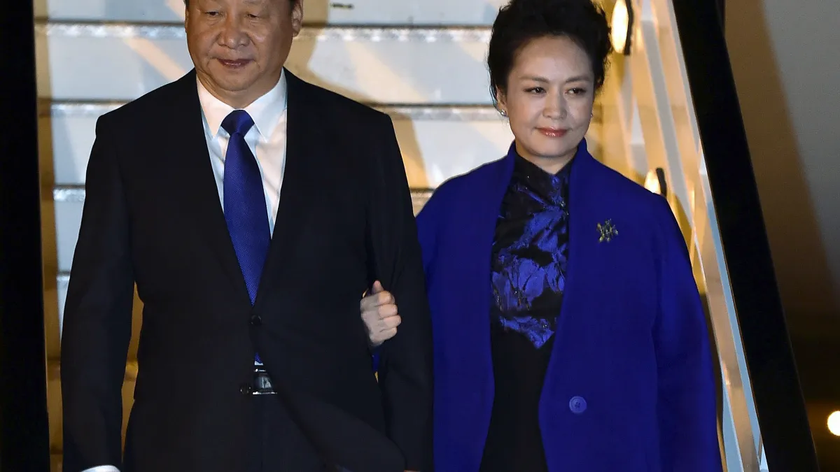中國國家主席習近平偕夫人彭麗媛19日抵達英國首都倫敦,開始對英國進行國是訪問。(美聯社)