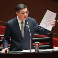 Premier Cho Jung-tai (卓榮泰) appeared before the Legislative Yuan to answer questions on the Chung Lien edible oil scandal. When opposition lawmakers demanded an apology, Cho fired back: "Is this a special report session or a special apology session?" (Phot Premier Cho Jung-tai (卓榮泰) appeared before the Legislative Yuan to answer questions on the Chung Lien edible oil scandal. When opposition lawmakers demanded an apology, Cho fired back: "Is this a special report session or a special apology session?" (Phot