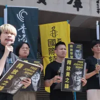 台湾の複数の市民団体は2日午前、立法院(国会)の群賢楼前で香港の民主活動家、黄之鋒(ジョシュア・ウォン)氏への連帯を表明し、黄氏に対する「外国または域外勢力と結託し、国家安全に危害を加える罪」などの起訴を取り下げるよう訴えた。香港辺城青年の馮詔天秘書長(左から)、民間司法改革基金会の李明洳執行長、香港人権陣線創設者の湯偉雄氏(別名・赴湯)、アムネスティ・インターナショナル台湾支部の邱伊翎秘書長らが出席した。(写真/中央社) 台湾の複数の市民団体は2日午前、立法院(国会)の群賢楼前で香港の民主活動家、黄之鋒(ジョシュア・ウォン)氏への連帯を表明し、黄氏に対する「外国または域外勢力と結託し、国家安全に危害を加える罪」などの起訴を取り下げるよう訴えた。香港辺城青年の馮詔天秘書長(左から)、民間司法改革基金会の李明洳執行長、香港人権陣線創設者の湯偉雄氏(別名・赴湯)、アムネスティ・インターナショナル台湾支部の邱伊翎秘書長らが出席した。(写真/中央社)