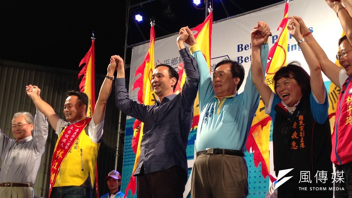 國民黨總統參選人朱立倫(中)31日晚上趕赴嘉義,替海線立委參選人林江釧(左二)站台。(羅暐智攝) 國民黨總統參選人朱立倫(中)31日晚上趕赴嘉義,替海線立委參選人林江釧(左二)站台。(羅暐智攝)