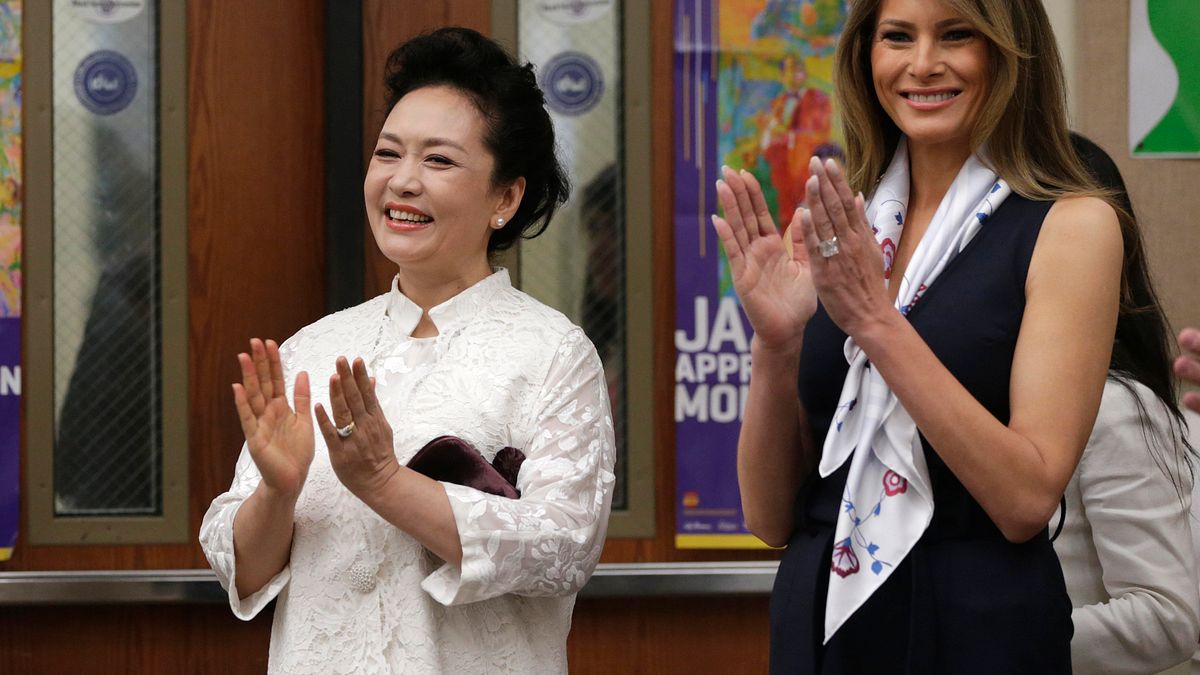 川習會第二天,川普夫人梅蘭妮亞與習近平夫人彭麗媛7日到當地一家中學參加活動(AP) 川習會第二天,川普夫人梅蘭妮亞與習近平夫人彭麗媛7日到當地一家中學參加活動(AP)