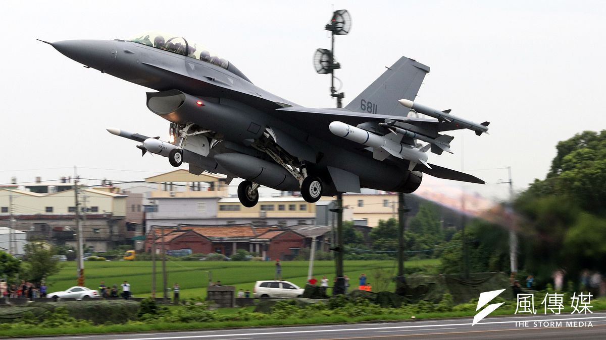 空軍正以「鳳展專案」將總數142架的F-16A/B戰機逐批性能提升至F-16V等級,圖為F-16V掛載魚叉飛彈升空。(蘇仲泓攝) 空軍正以「鳳展專案」將總數142架的F-16A/B戰機逐批性能提升至F-16V等級,圖為F-16V掛載魚叉飛彈升空。(蘇仲泓攝)