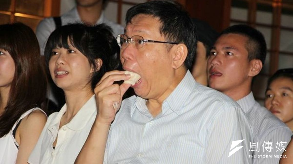 台北市長參選人柯文哲趕場跑行程,18日一邊分享他的「向青年世代學習」影片,一邊吃著點心。(葉信菉攝) 台北市長參選人柯文哲趕場跑行程,18日一邊分享他的「向青年世代學習」影片,一邊吃著點心。(葉信菉攝)