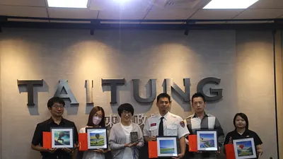 臺東縣政府舉辦AI繪圖比賽,縣長饒慶鈴頒獎給前10名獲獎同仁。(圖/臺東縣政府提供)