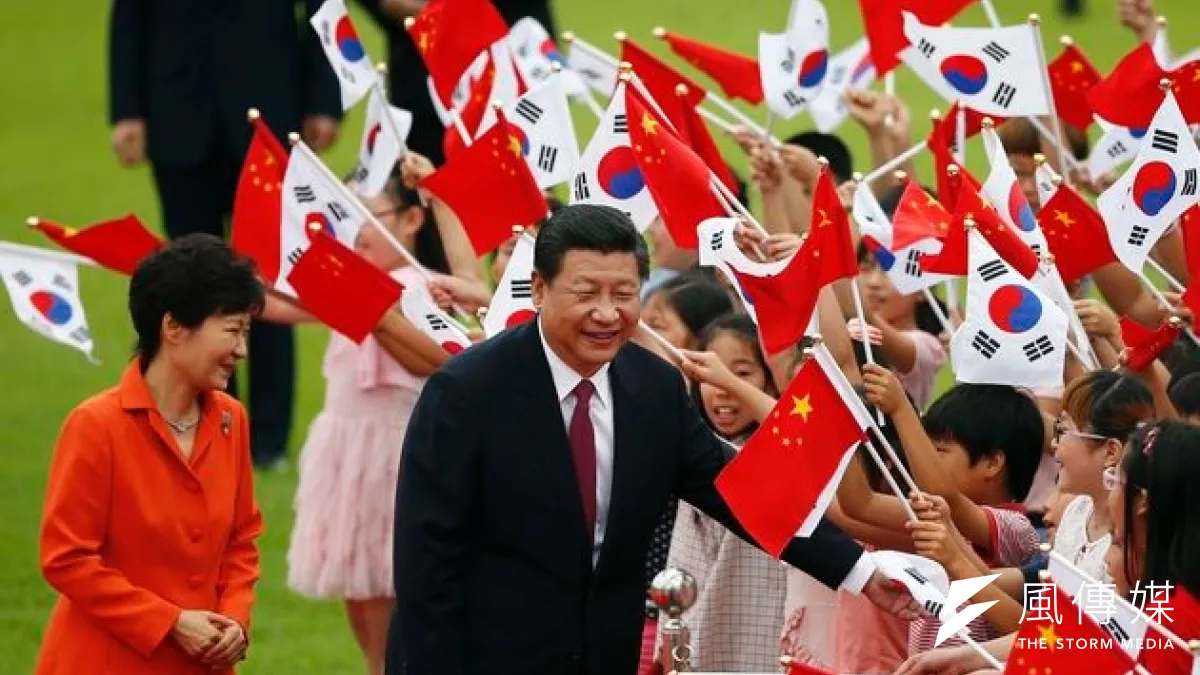 中國領導人習近平3日抵達首爾,南韓總統朴槿惠熱忱接待。(美聯社)