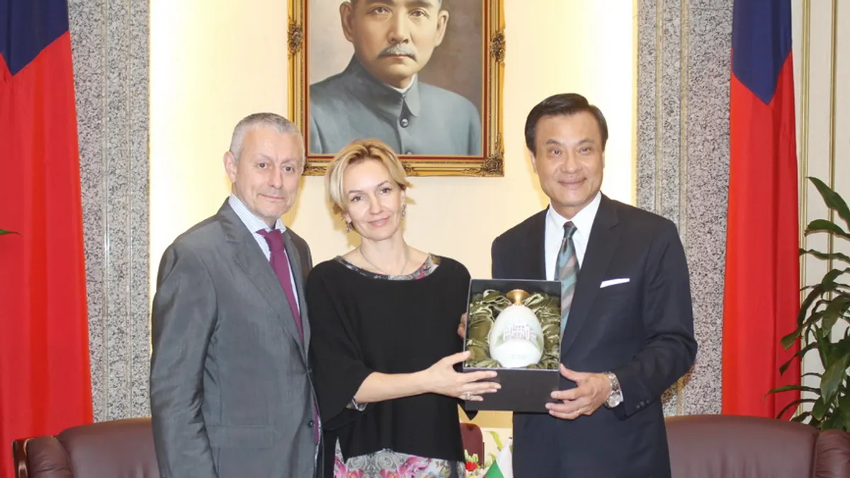 保加利亞前外交部長所羅門.帕西夫婦應邀訪台,20日參訪立院並和立法院長蘇嘉全相見歡。(台灣世代教育基金會提供)