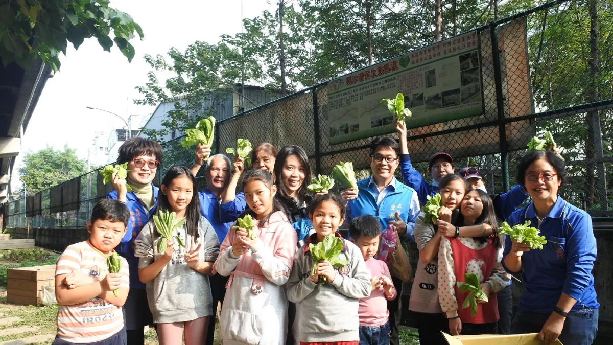 新北興珍里內沒有公園,鄭國榮夫妻特別闢開心農場,讓孩子可接觸土地歡欣收割,體驗務農實作學習感恩、培養社區意識,同時也可以看到萬物皆有生命,在哪裡有努力就會有開花結果。(圖/ 新北市民政局提供)