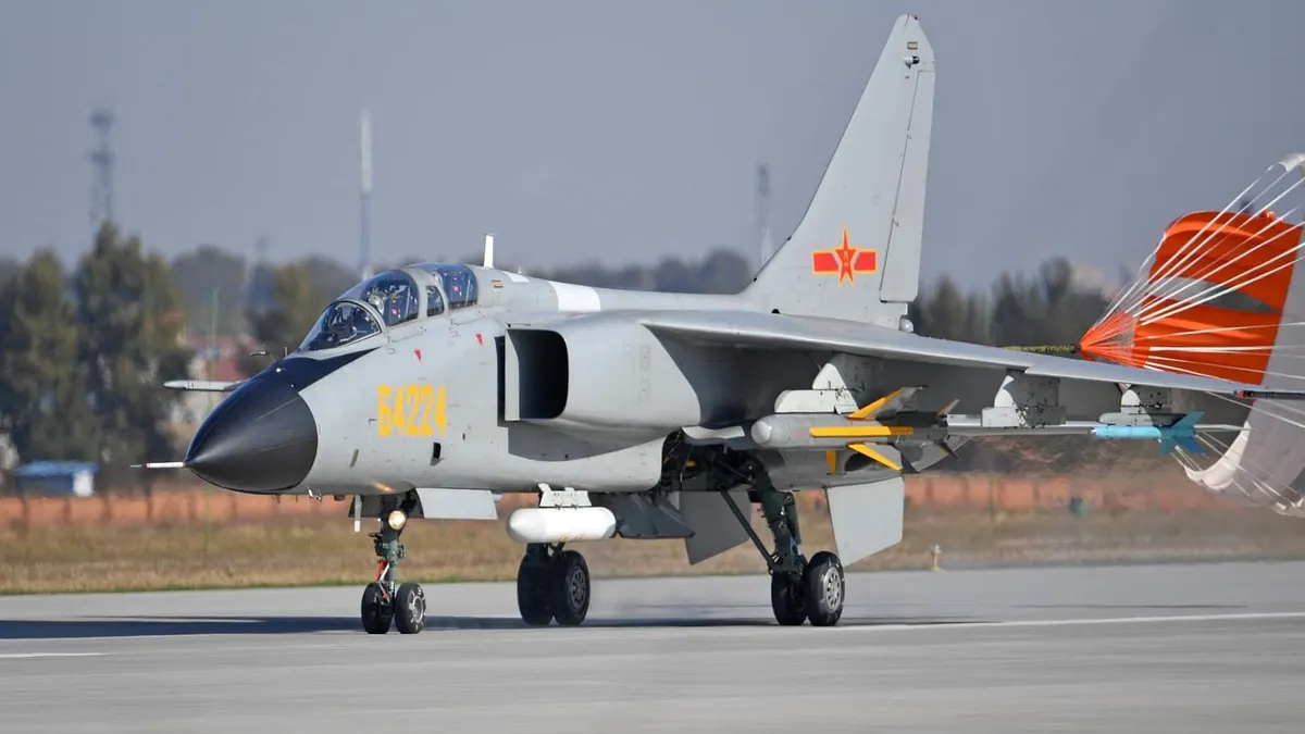 據國防部發布資料顯示,共機殲轟-7機27日逾越海峽中線北端。(資料照,空軍司令部提供)