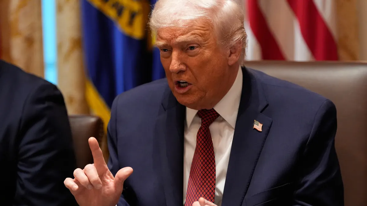 2025年12月8日。美國總統川普(Donald Trump)在華盛頓白宮內閣室講話。(AP) 2025年12月8日。美國總統川普(Donald Trump)在華盛頓白宮內閣室講話。(AP)