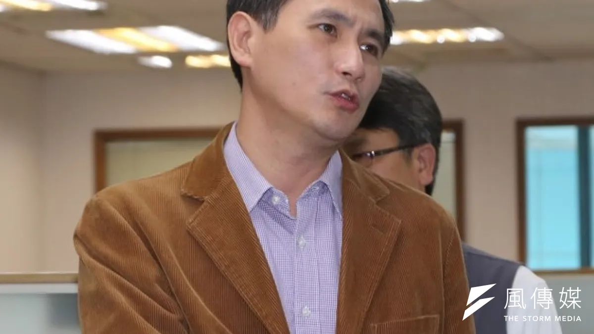 鄭運鵬說,中方片面在臨近台海中線附近劃設新航路,衝擊台灣的飛航安全、國家安全與主權,國人對此難以接受。(余志偉攝)
