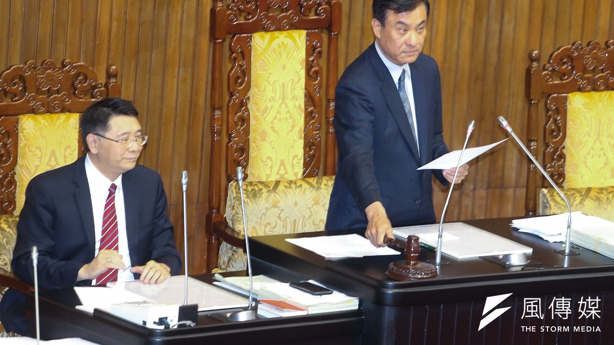 立法院長蘇嘉全一槌敲下,《不當黨產處理條例》終於三讀立法通過。(陳明仁攝) 立法院長蘇嘉全一槌敲下,《不當黨產處理條例》終於三讀立法通過。(陳明仁攝)