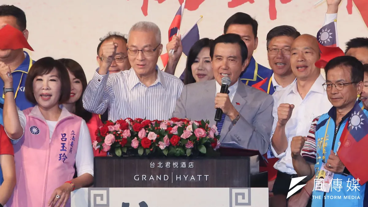 馬英九(右三)參加韓國瑜(右二)造勢活動上台發言,卻慘遭韓粉噓下台。(柯承惠攝)