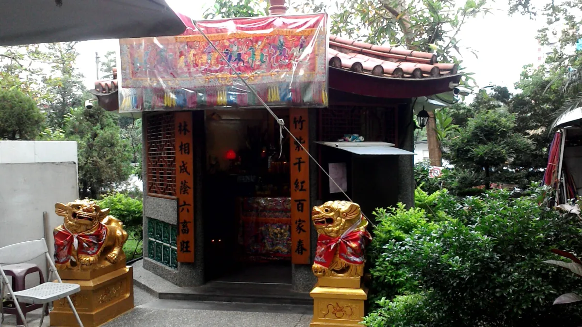 台大校園內的土地公廟,每到大學學測總是香火鼎盛。(取自網路)